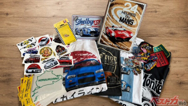 プレゼントする商品はTシャツのほか、ピンバッジ、ワッペン、ステッカーといろいろだ