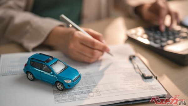 今後も保険料の大幅な値下がりは期待しにくいため、補償内容や保険会社の見積もりを定期的に見直すことが重要だ（Garun Studios@Adobe Stock）