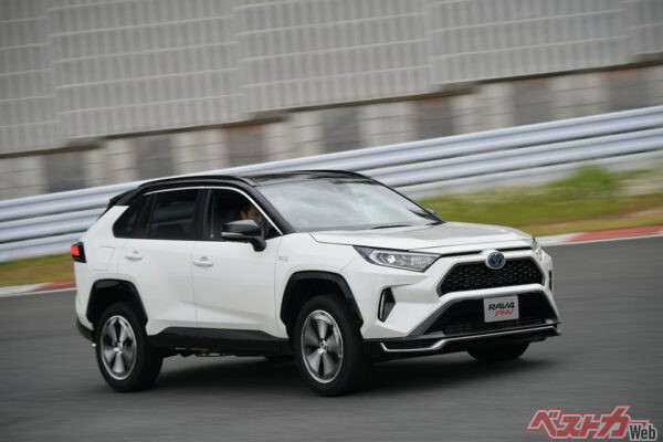 先代RAV4のPHV。フォグやグリルの形状などがAdventureと異なる