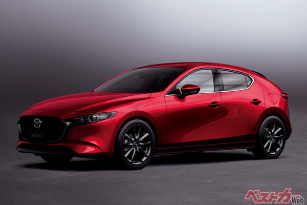 マツダ MAZDA3（302万3900～399万7400円）。MT設定があるのは、デザイン評価が高いファストバックのみ