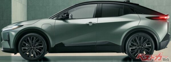 低いルーフラインが特徴のC-HR+。bZ4Xよりもコンパクトで、全長は短く、全高も低い
