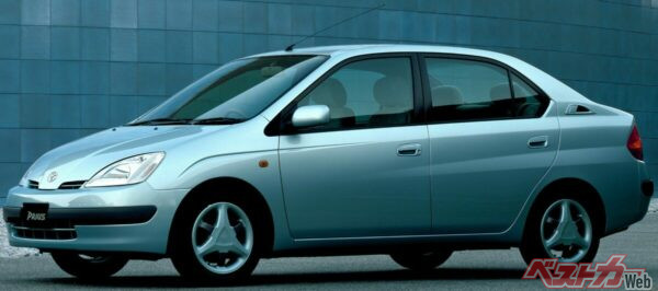 1997年に登場した初代プリウス。世界初の量産ハイブリッド車として登場し、日本市場に「燃費が良くて静か」という新たな価値観を根付かせた