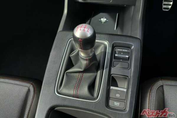ベース車はシビック1.5リッターターボの6速MT車。独特なエクステリアとは異なり、インテリアの雰囲気はいたって現代的だ