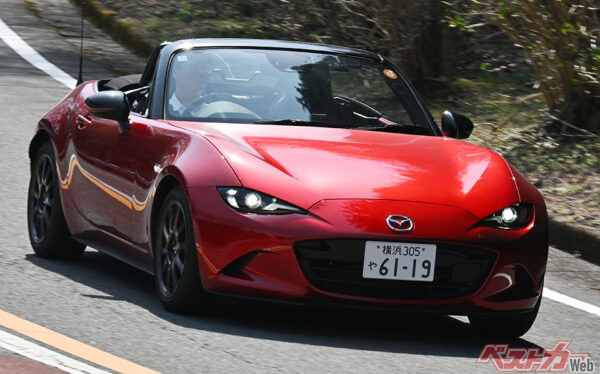 マツダ ロードスター（289万8500～367万9500円）。軽い車重で軽快な走りが楽しめる。MTの操作感も気持ちがいい