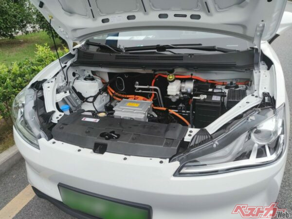 BEVにも駆動用バッテリーとは別に12Vの補機用バッテリーが搭載されている。補機用バッテリーが上がると、駆動用バッテリーに電力が残っていてもクルマを動かせなくなる（PHOTO：写真AC_Hamproeng）
