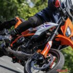 【試乗】新世代399ccエンジンでコーナーをねじ伏せる快感を。「KTM 390 SMC R」インプレッション