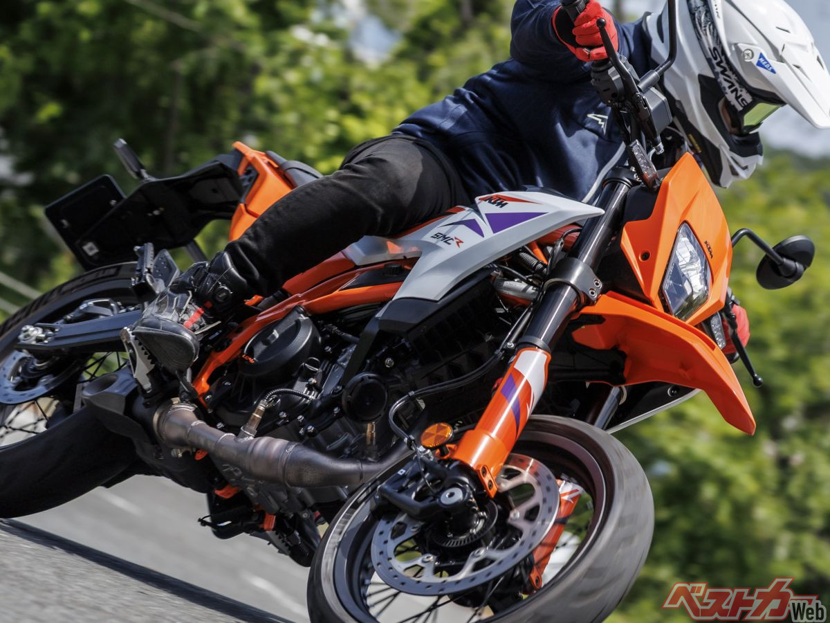 ともちん　R-390 試乗】新世代399ccエンジンでコーナーをねじ伏せる快感を。「KTM 390
