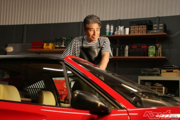 ガレージで愛車のフェラーリ328GTSを磨く南条。免許返納を薦められながらもそれを拒むのはアクション作品に出演したいこと以外の理由があるのです。©2026『免許返納!?』製作委員会