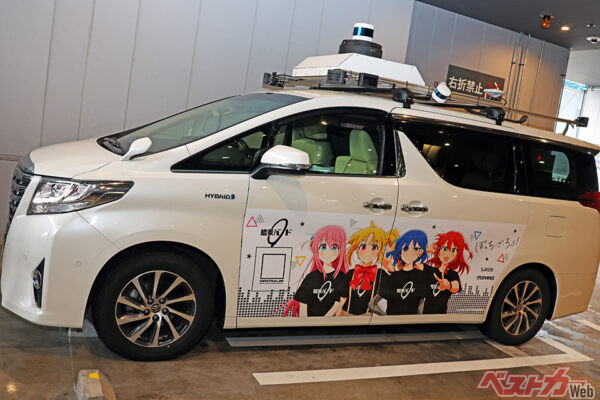 ええ、先代アルファードの車内がスゴい!!　ぼっち・ざ・ろっく！仕様の自動運転車が衝撃の姿すぎる