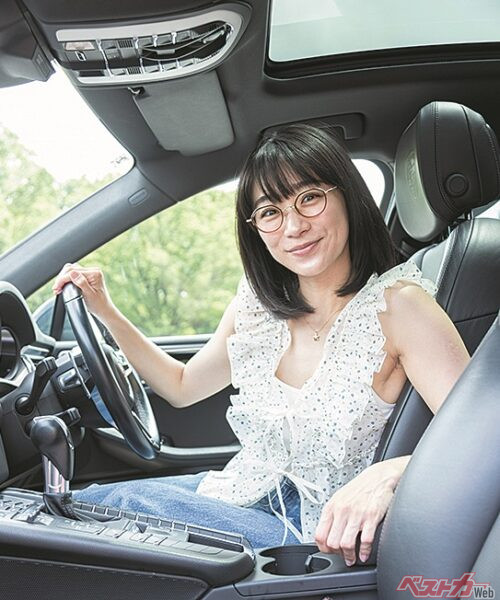 小さい頃からサンルーフ付きのクルマが大好き! 愛車マカンSも、ほら、このとおり!!