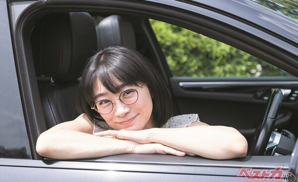 「メガネ女子」のイメージ崩壊!?  時東ぁみがV6ツインターボを鳴らす「ガチすぎるポルシェライフ」