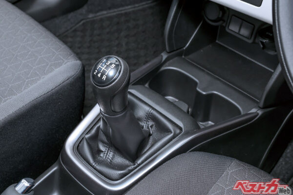 久しぶりのMT車ならぎこちないのも仕方がない。アクセル、クラッチ、シフトを連動させ、脳と身体を同時に使うだけでも大したものだ