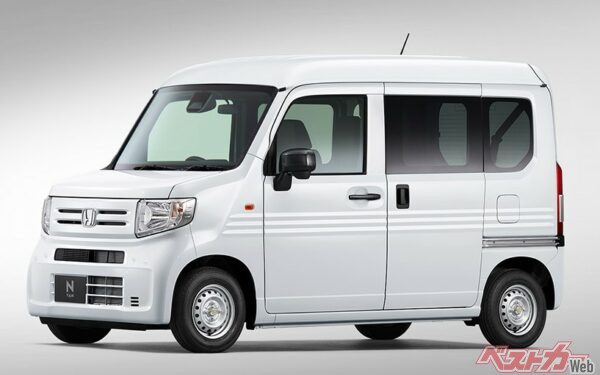 N-BOXのプラットフォームを最大限に活用しながら、軽バンに求められる広い積載スペースと積載作業の効率性を追求したN-VAN。写真はGグレード