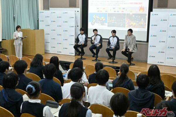 青陵中学校の50名が参加した公開授業