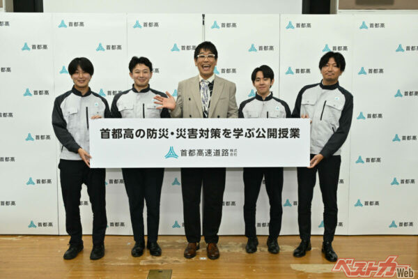 登壇した首都高速道路社員の皆さんと古坂大魔王さん(中央)
