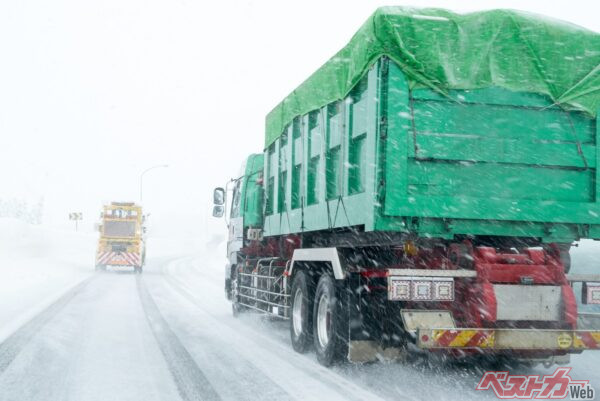 北海道の三和ボデー工業が開発したのは車載式の砂撒き装置。タイヤ周囲に砂を噴霧することでグリップ力を補うという(Takahiro@AdobeStock)