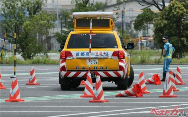 パトロールカーの走行技術訓練の様子。※公開授業資料より