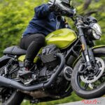 【試乗】伝統の縦置きVツインに最新技術が融合！ モトグッツィ新型「V7 スポルト」の走り味とは？