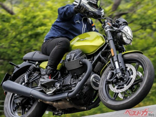 【試乗】伝統の縦置きVツインに最新技術が融合！ モトグッツィ新型「V7 スポルト」の走り味とは？