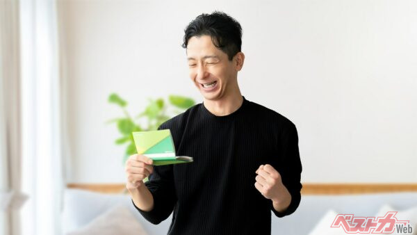 労働者にとってボーナスが入ると嬉しいもの。その額によっては、ローンの支払いをかなり助けてくれることにもなる(Trickster*@Adobe Stock)
