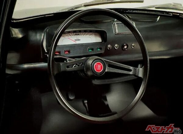 赤いFIATロゴが入った黒いスポークステアリング