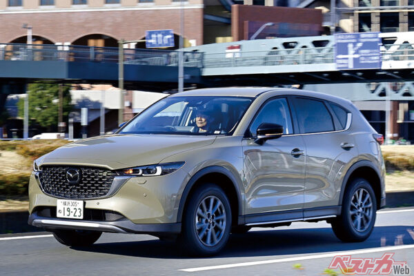 第1位：マツダ 先代CX-5（日本への貢献度：88点）。2016年登場のロングセラー。主力パワーユニットは2.2Lディーゼルターボ