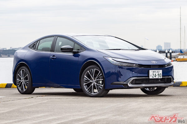 トヨタ クラウンクロスオーバーの代替案はトヨタ プリウス。車格と排気量(クラウン2.5、プリウス2.0/1.8)は異なるが、プリウスに不満が出るはずもない