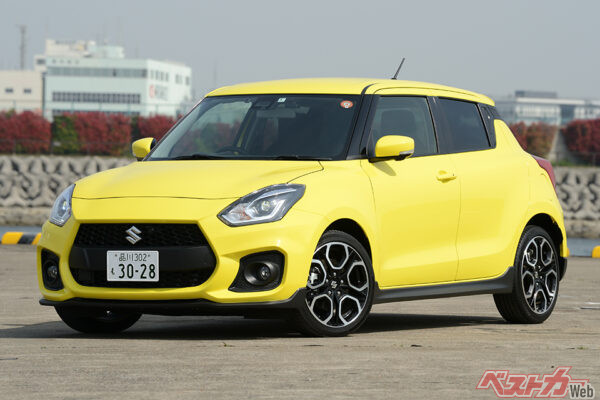スズキ スイフトスポーツ（2017〜2025年）。中心価格帯は総額120万〜300万円で、MT車比率は約65％。引き締まった乗り味だが、「硬い」という足ではない。大人のスポーツドライビングを存分に堪能できるはず