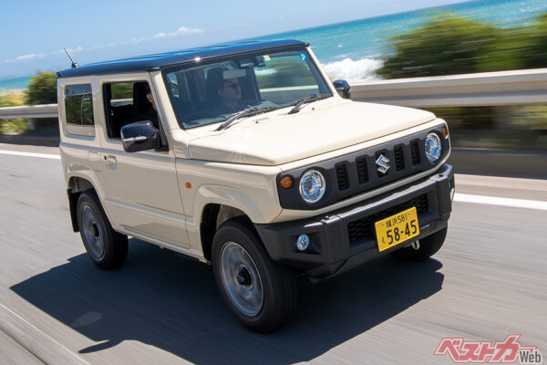 スズキ ジムニー（191万8400〜216万400円）。車格や価格を超越している軽自動車のジムニーだけに、どんなクルマから乗り換えても満足度は随一