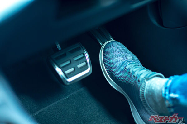 スムーズなアクセルワークは省エネ運転にも貢献。自らの運転を振り返ってみよう(Imaging L@AdobeStock)