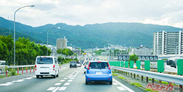クルマに「今は低負荷」と思わせてエンジン停止時間を延ばすのがポイント(show999@AdobeStock)
