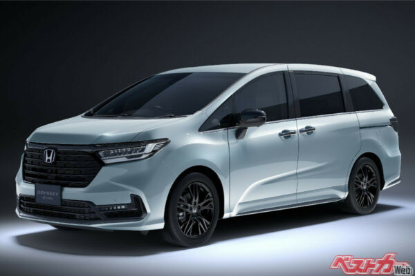 2025年11月の一部改良で追加されたダイヤモンドダスト・パールカラーのeHEV アブソルートEX BLACK EDITION