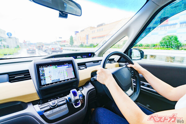 「急」の付く運転をしないことが、燃費走行では何よりも大切だ（show999＠AdobeStock）