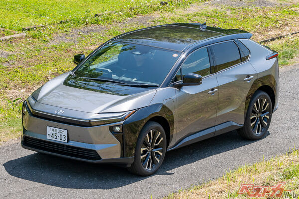トヨタ bZ4X。2025年10月に一部改良を受け、一充電あたりの航続距離や冬場の電費、充電速度を大幅に改善させた