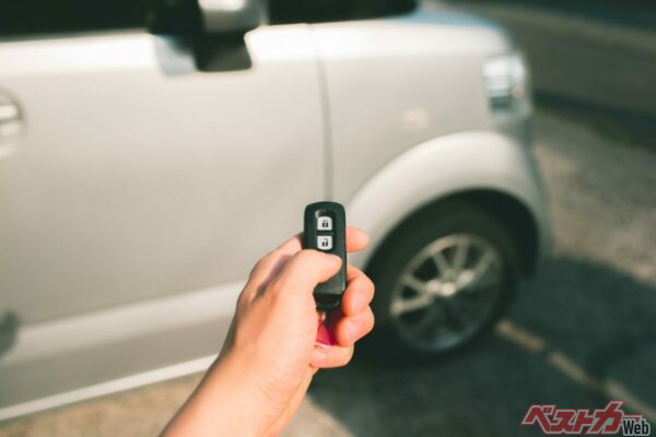スマートキーによるウインドウリモート開閉機能があれば、乗車前にこもった熱気を逃がしやすい（PHOTO：Adobe Stock_瑛之 新井）