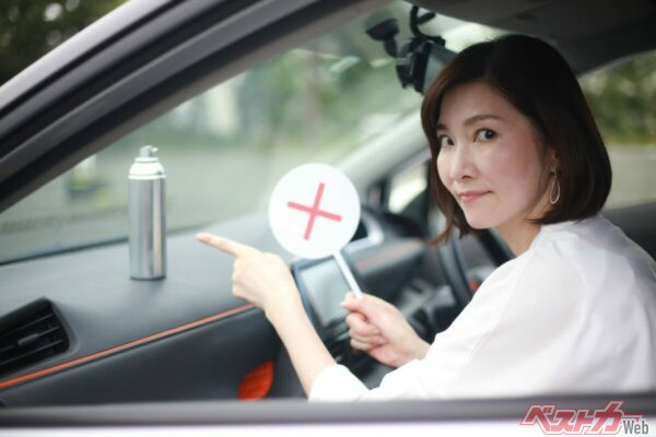 真夏の車内は50℃を超えることもある。スプレー缶やモバイルバッテリー、スマートフォンなどは車内に放置しないよう注意したい（PHOTO：Adobe Stock_yamasan）