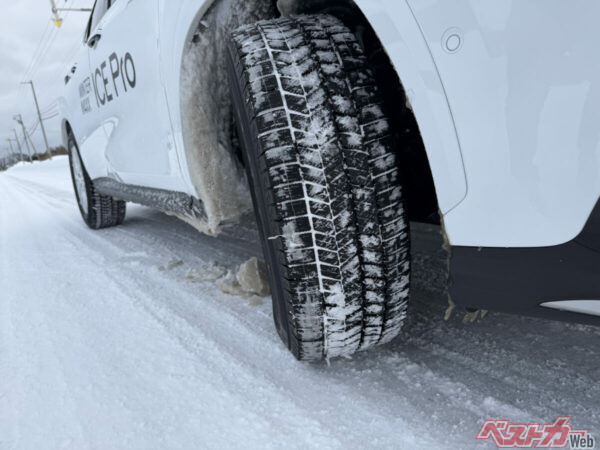 もちろん氷上だけでなく、降雪地域向けに開発されただけあって雪上での性能もバッチリだ