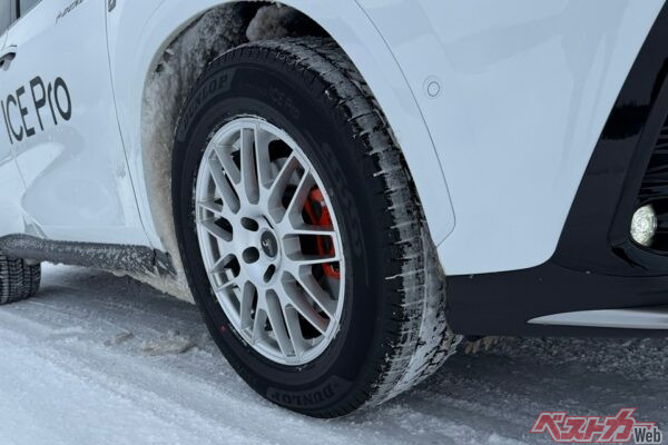 ツルツルの氷盤路で驚異の性能アップを体感!?　ダンロップの新型スタッドレス「アイスプロ」がもたらす圧倒的な密着性と安心感