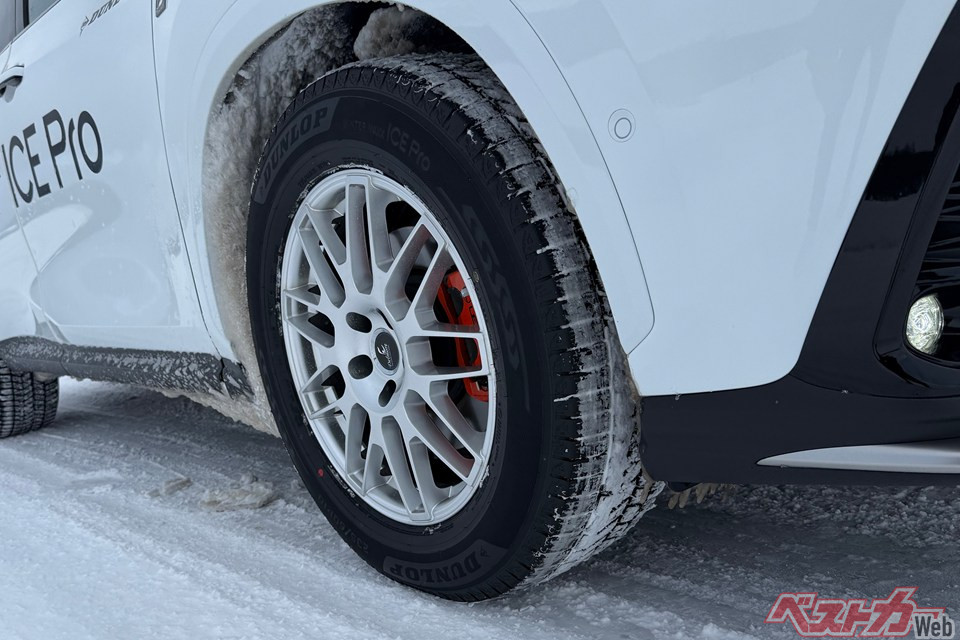 ツルツルの氷盤路で驚異の性能アップを体感!? ダンロップの新型