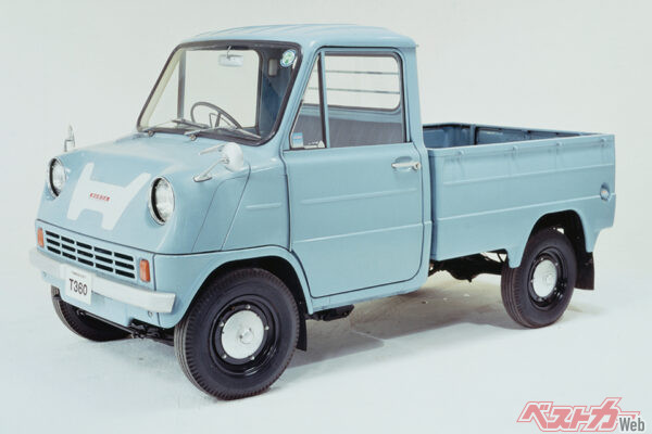 ホンダ T360(1963年)。ホンダの4輪の最初の作品。354ccの総アルミ製の4気筒DOHCエンジンは、レーシングエンジンのように高回転まで軽やかに回った。雪国用にキャタピラー付きのクローラを用意したことも画期的だ