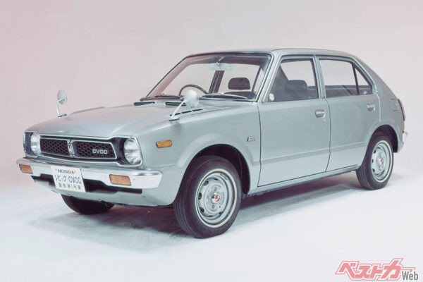 ホンダ シビックCVCC(1963年)。FF方式に2BOXの台形フォルムを採用。3ドアハッチバック車やAT車を普及させた。副燃焼室付きCVCCはクリーン化に先鞭をつけた画期的なエンジンだった