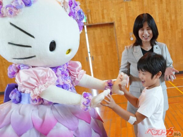 鈴鹿の小学1年生、キティちゃんと交通ルールのお勉強！  ホンダとサンリオが交通安全教室を実施