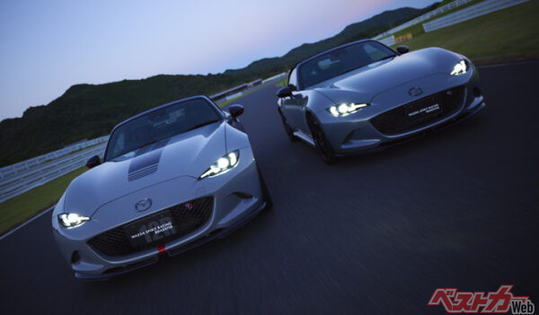 左：「MAZDA SPIRIT RACING ROADSTER 12R」　右：「MAZDA SPIRIT RACING ROADSTER 」