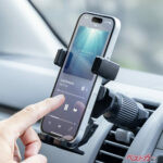 重力でスマホをしっかり固定！ 置くだけでかんたんな車載スマホホルダーが便利すぎ!!