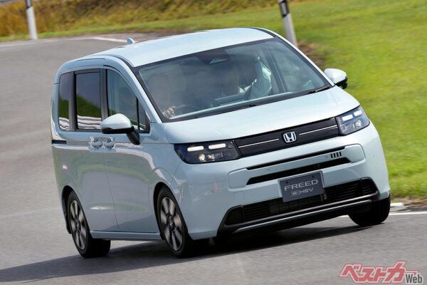 ホンダ フリード(2026年3月の月販台数:1万932台 価格:262万3500~360万2500円)。シエンタより快適な3列目シートの代償として2列目がツラい!?