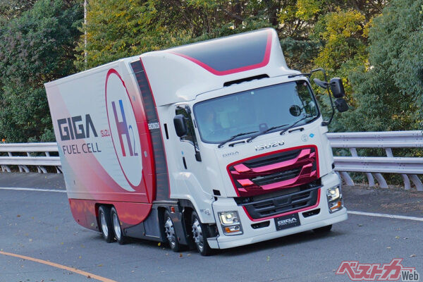 テストコースを走行するいすゞ ギガ FUEL CELL