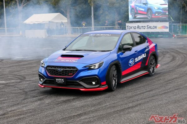 春に限定販売されたWRX STI Sport♯から装備を簡略化したカタログモデル。最高出力275ps、最大トルク35.7kgmは堅持