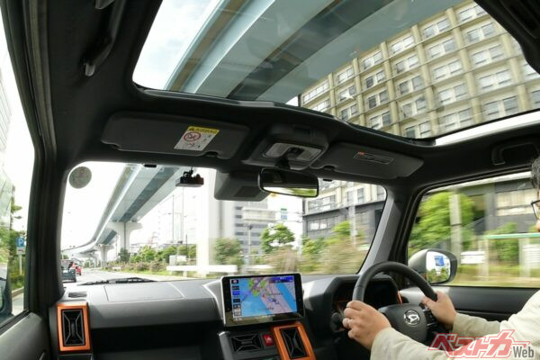 タフトのスカイフィールトップは飽きない装備か？　軽SUV唯一級の開放感を再評価