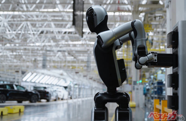 自動車工場で働く中国UQIのヒト型ロボット。驚くことに、バッテリーが減ると自分で交換するという