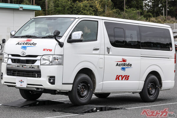 ハイエースが高級車みたいに変わる!? スマホ操作で乗り心地を自在に変更！ 新型アクトライドの実力は？